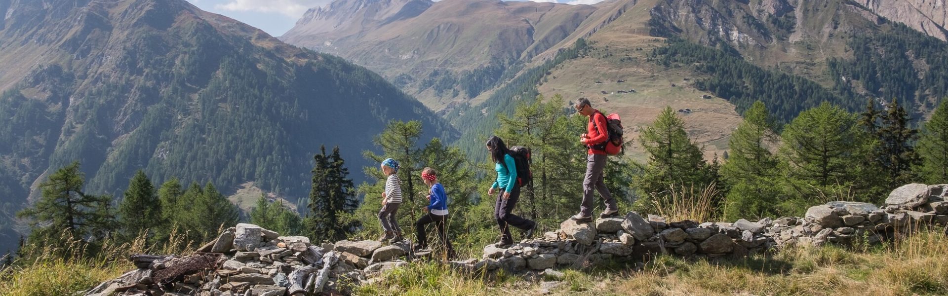 Natura Trail Binntal, Familie wandert über Steinigen Grund