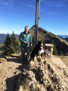 [ unbenutzt0 ] und sein Hund auf dem Gipfel des Mount Rainier 