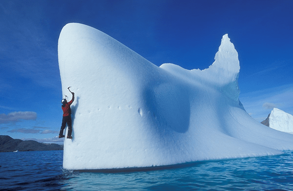 Urs Odermatt beim Eisklettern auf einem schwimmenden Eisberg
