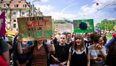 Jugendliche an einer Klimademonstration.