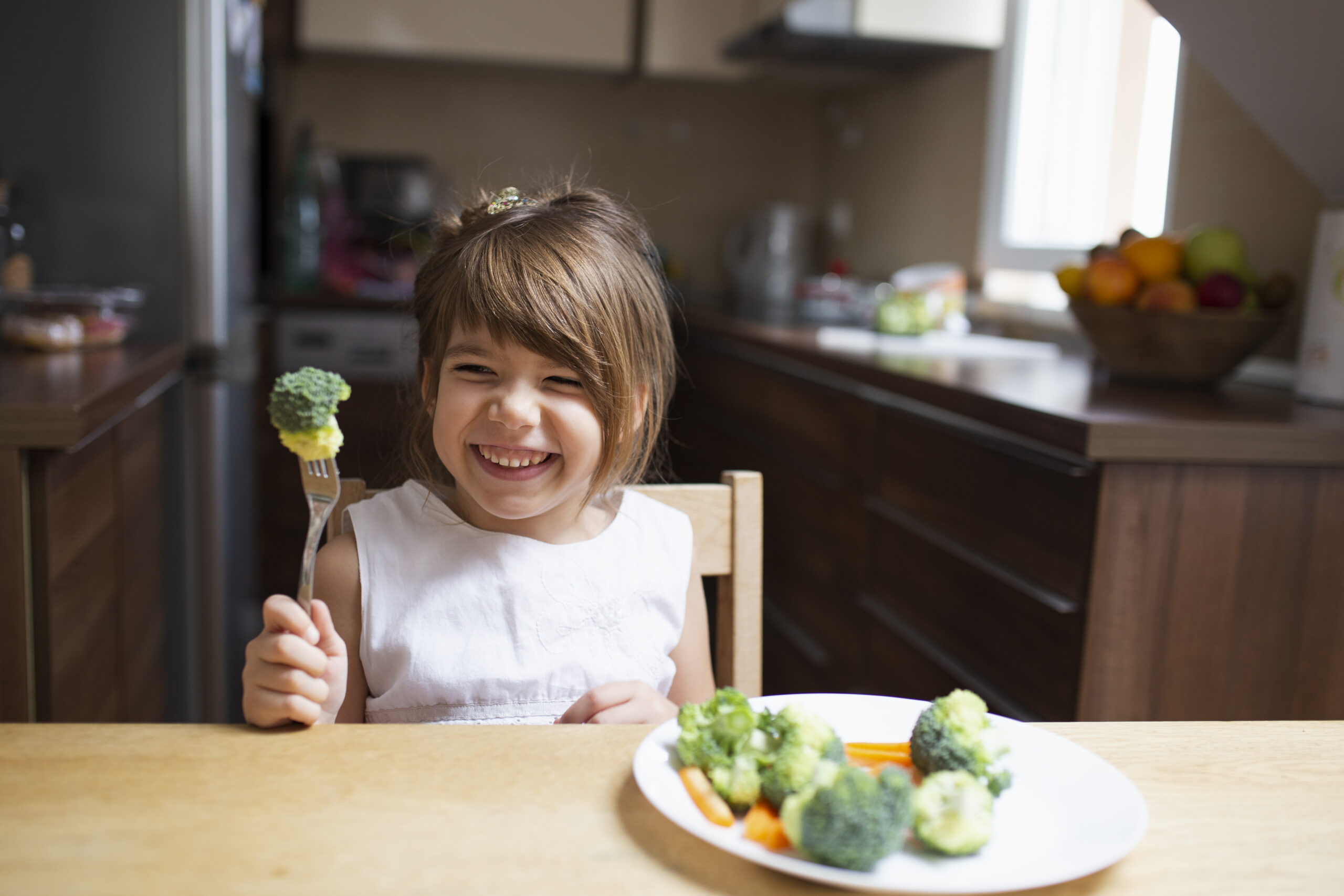 Kind mit Broccoli