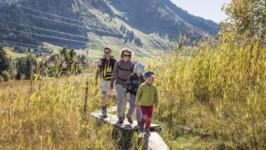 eine Familie wandert über einen Pfad in den Bergen 