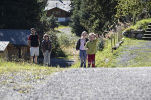 eine Familie geht eine Straße entlang 
